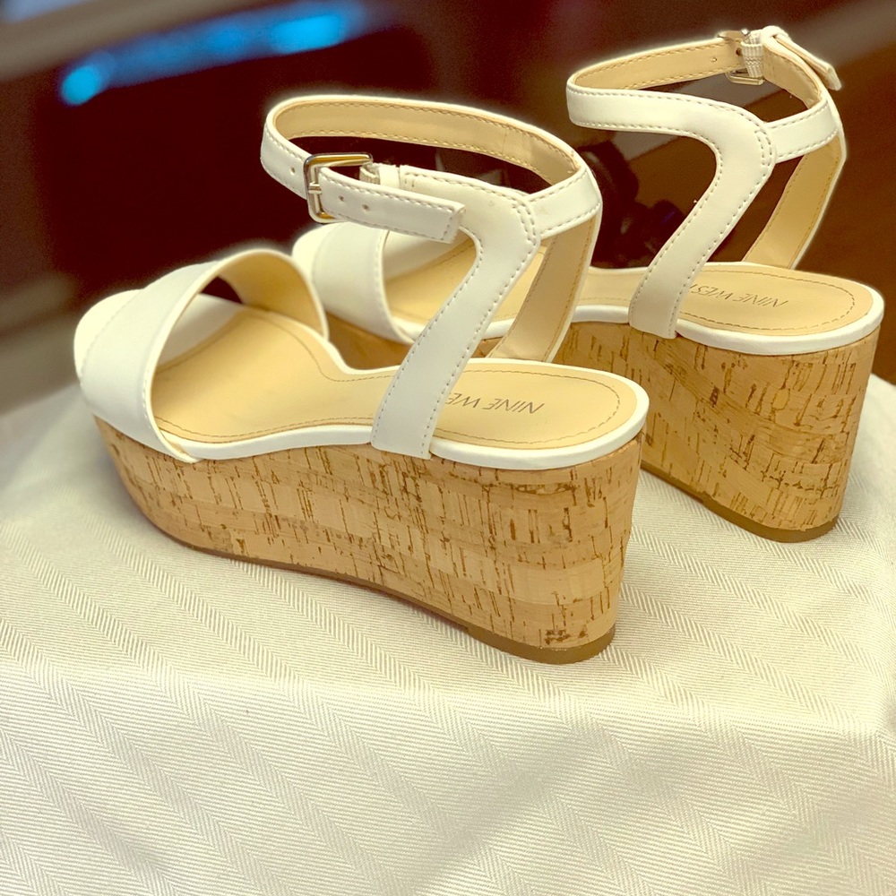 Platform sandal.